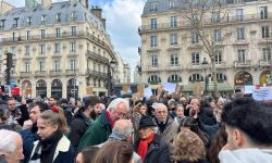 بحضور الشاعر السوري الكبير أدونيس، ساحة سان ميشيل وسط باريس تشهد وقفة تضامنية مع ضحايا الساحل السوري.